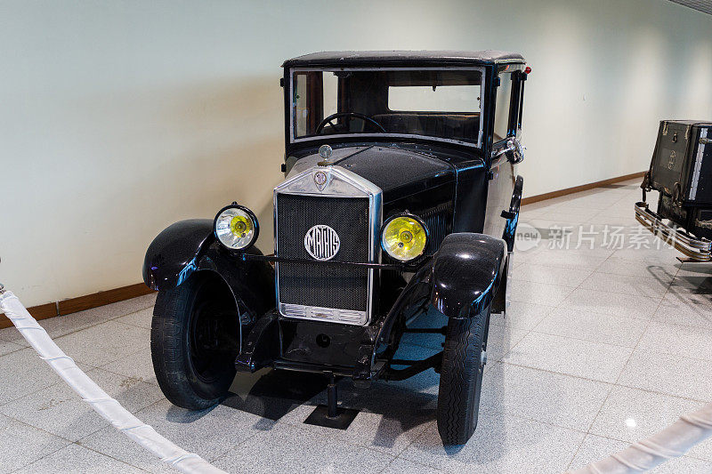 在多莫杰多沃机场候机厅举行的复古汽车展览上展出的Mathis Type MY汽车